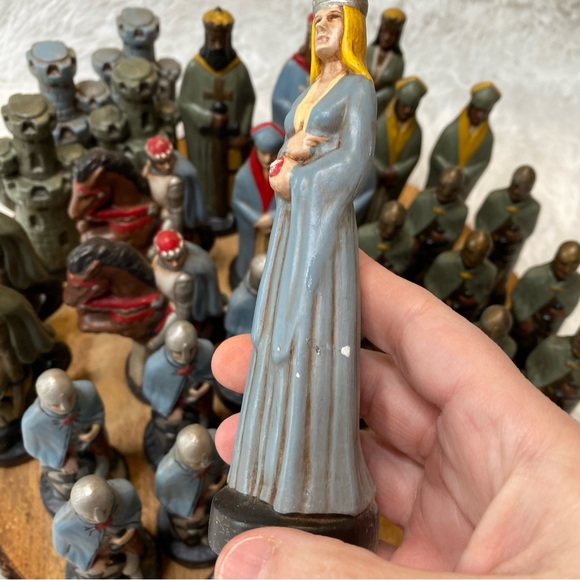 Vintage 1973 Alberta’s Molds Inc 32 Piece Hand Painted Ceramic Chess Set - Picture 5 of 16